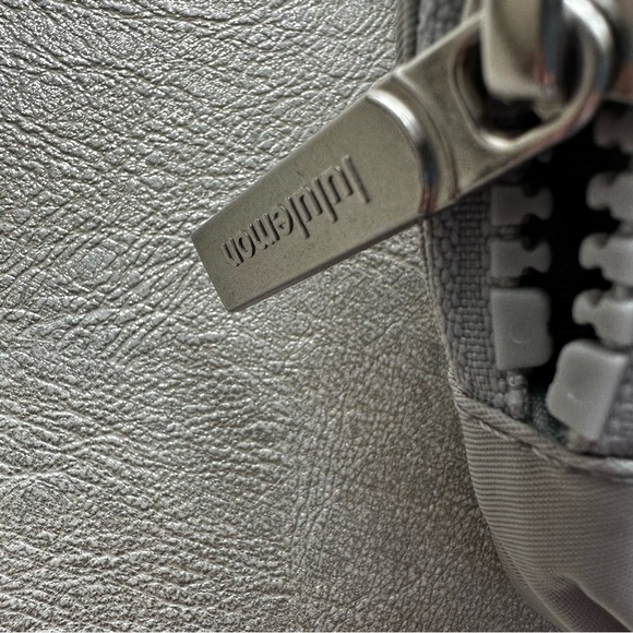 Lululemon Everywhere Belt Bag 1L Silver Drop/White Brand New - Picture 15 of 16